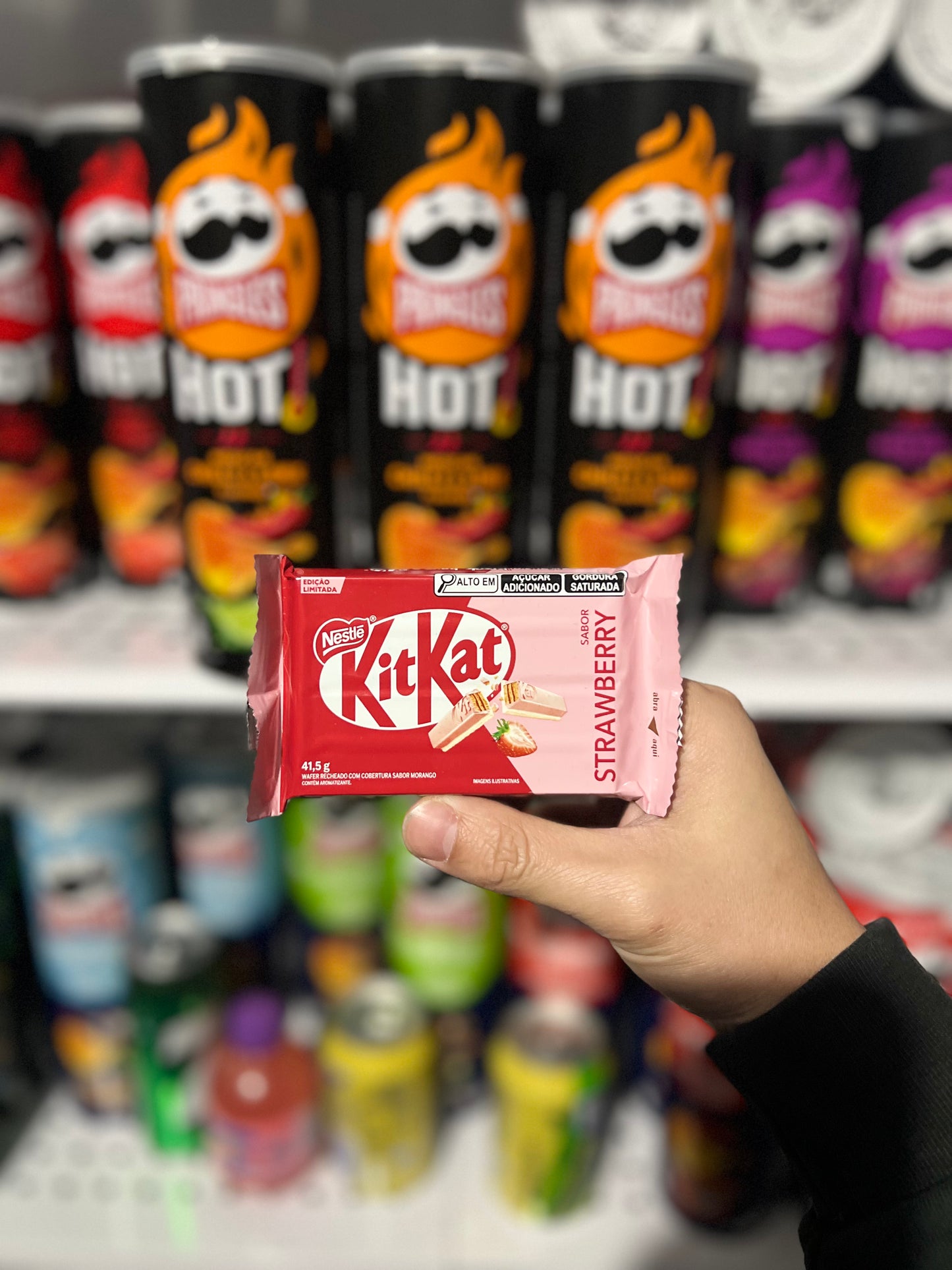 KitKat Strawberry Chocolate Bar 41.5g – Brazil Limited Edition