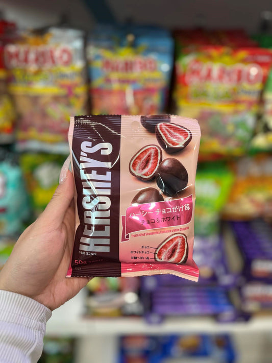 (JAPAN) HERSHEY'S FREEZE DRIED STRAWBERRIES CHOCOLATE & WHITE CHOCOLATE🍓🍫 - 50G