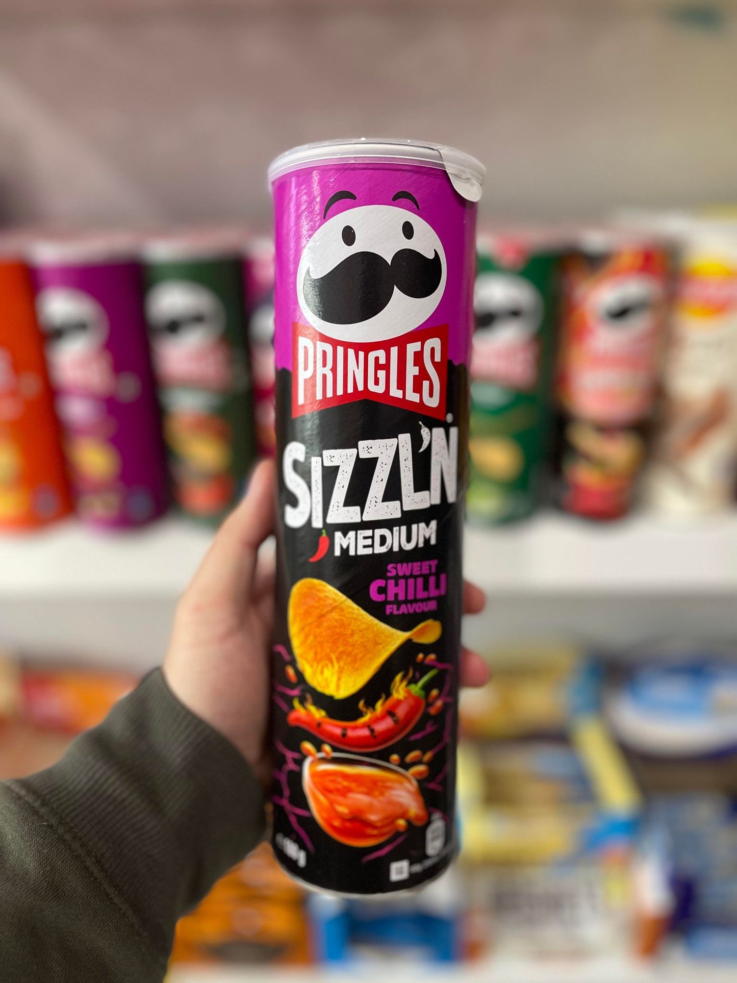 (UK) PRINGLES SIZZL'N MEDIUM SWEET CHILLI - 180G