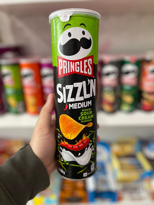 (UK) PRINGLES SIZZL'N MEDIUM KICKIN' SOUR CREAM - 180G